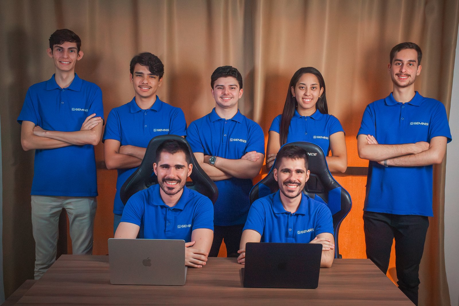 Imagem de colegas de trabalho com braços cruzados